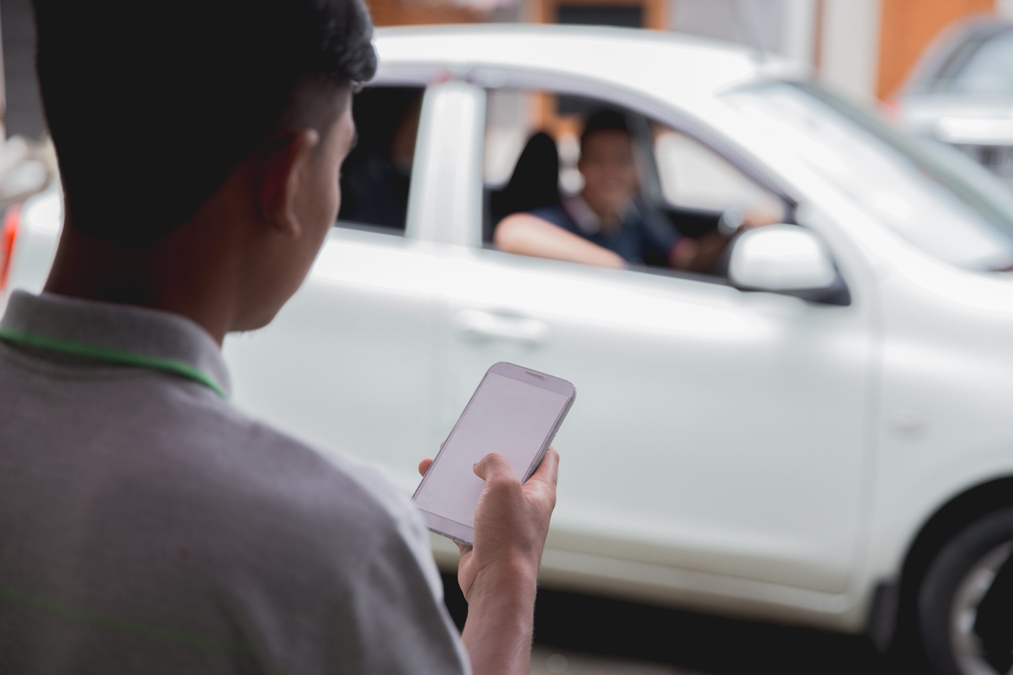 What To Do After An Uber Accident - customer ordering taxi via online apps